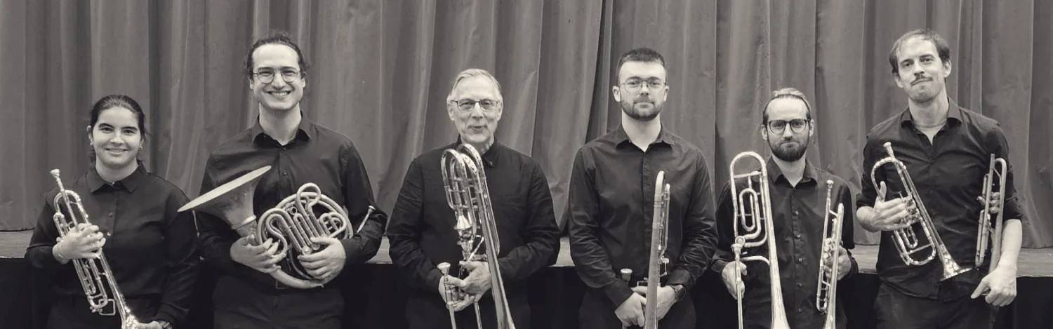 Die sechs Musiker von Barcelona Brass mit Trompeten, Horn und Posaunen
